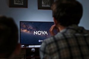people-watching-NOVA-on-TV